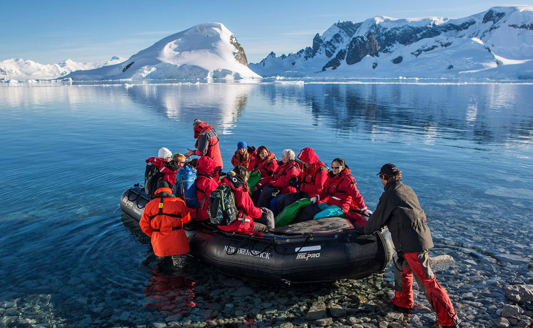 Kleine internationale Reisegruppe mit Zodiac bei G Adventures
