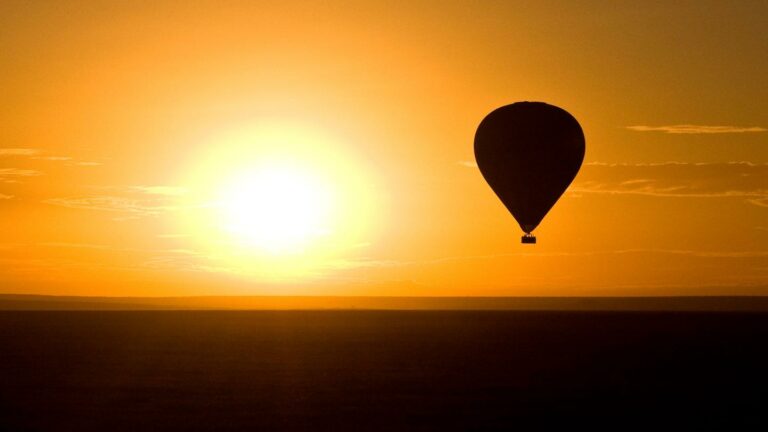 Mit dem Heißluftballon über Afrikas Wildtiere gleiten