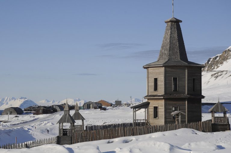 Holzkirche der russischen Siedlung Barentsburg