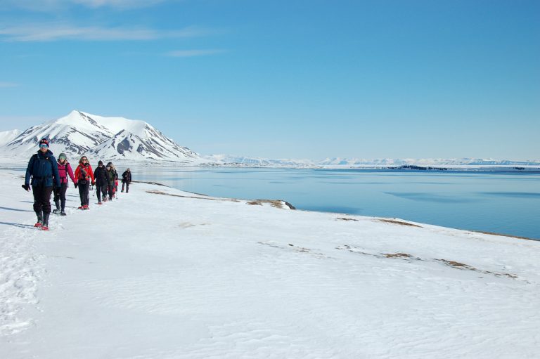 Schneeschuhwanderung in der magischen weißen Landschaft