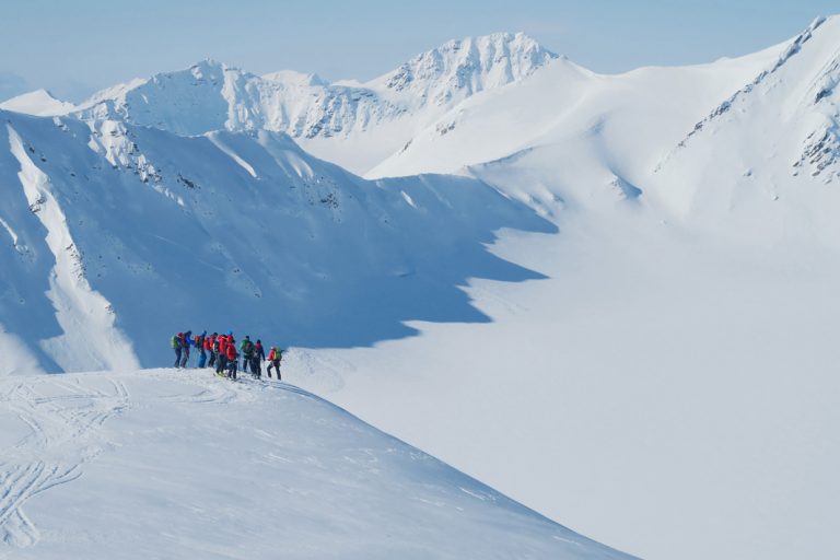 Skifahren in atemberaubender Umgebung