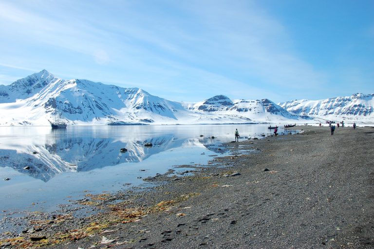 Wanderung durch die atemberaubende Landschaft von Spitzbergen