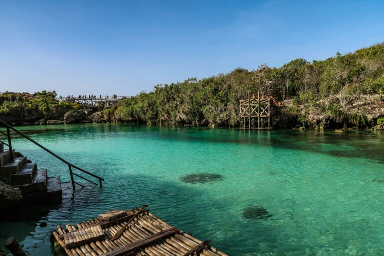 Die magische Waikuri Lagoon – türkisblaues Wasser, tropische Stille und das Gefühl, im Paradies zu schwimmen. Ein Highlight jeder Erlebnisreise Sumba.