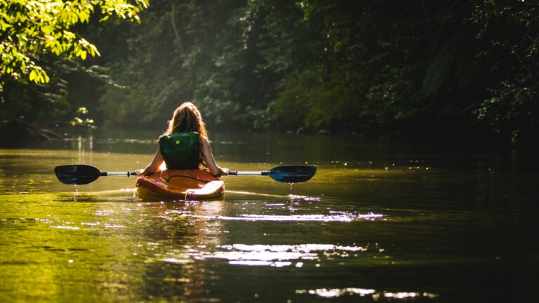 Mit dem Kajak unterwegs im Nationalpark Tortuguero