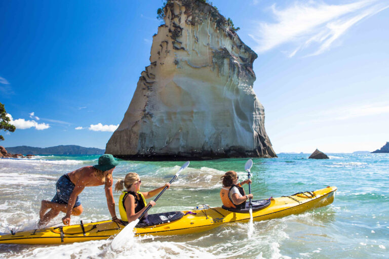 Kajaken in der Cathedral Cove