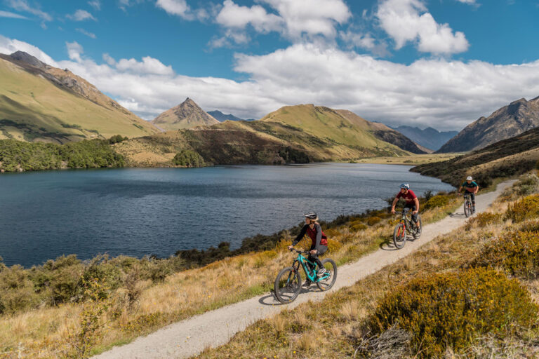 Mit dem Fahrrad entlang des Moke Lake