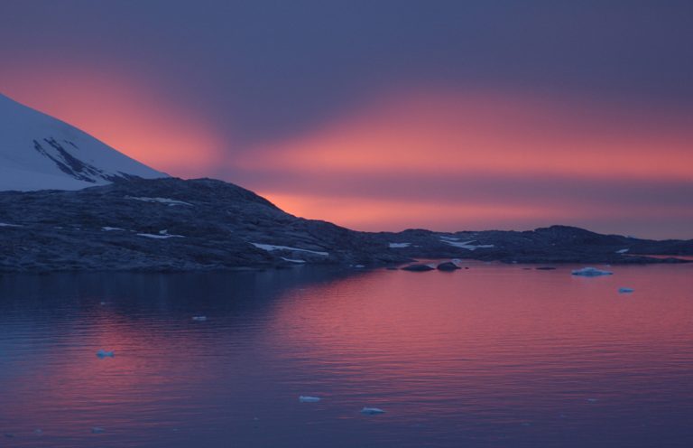 Malerischer Sonnenuntergang über der Antarktis