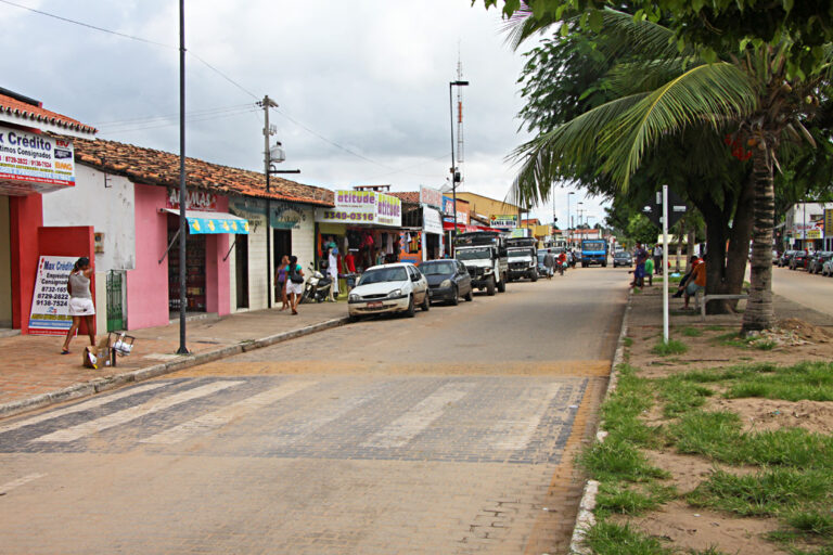 Straße mit Geschäften in Barreirinhas