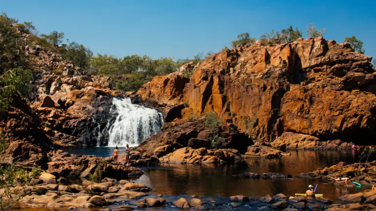 Wasserfall mit natürlichem Felsenpool im Kakadu Nationalpark im Northern Territory in Australien