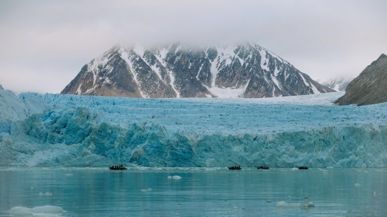 Fahrt mit dem Zodiac vorbei an tiefblauem Gletschereis