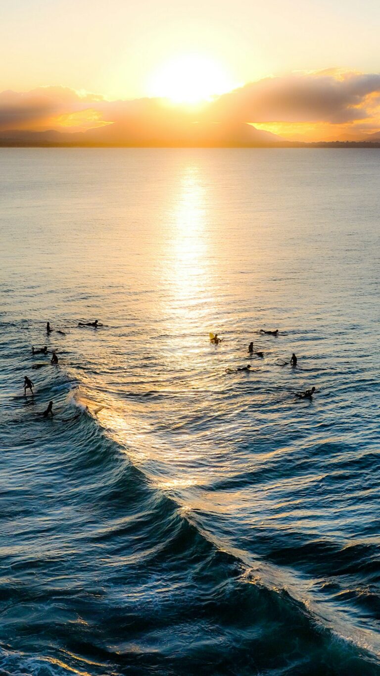 Surfer im Meer in Byron Bay, Australien