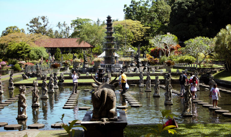 Durch die Anlage des Tirta Gangga Wasserschlosses schlendern