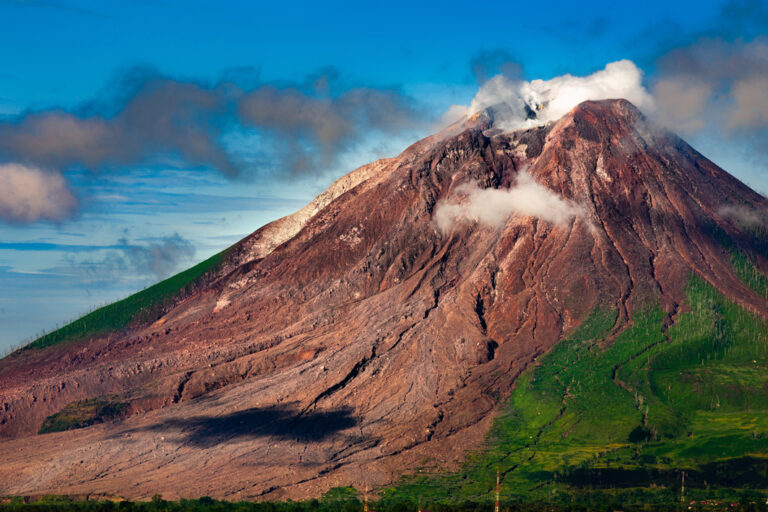 Eindrucksvoller Sinabung Vulkan