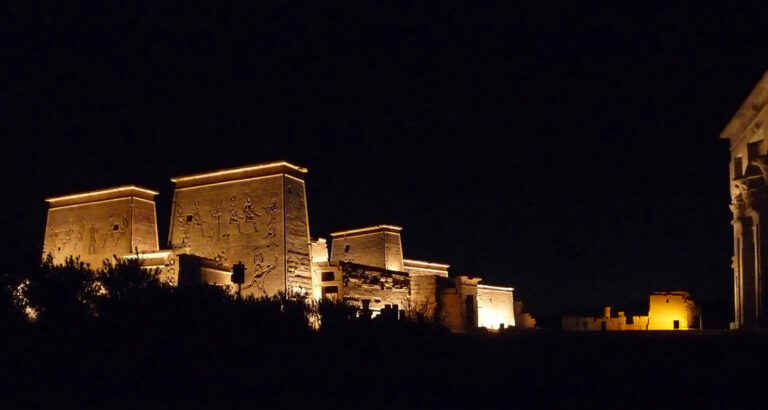 Der Philae Tempel bei Nacht