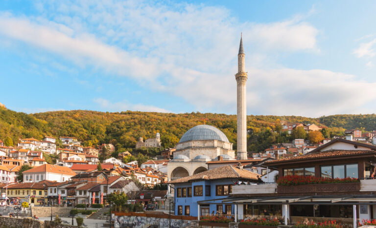 Die Moschee ragt über die Dächer der Stadt