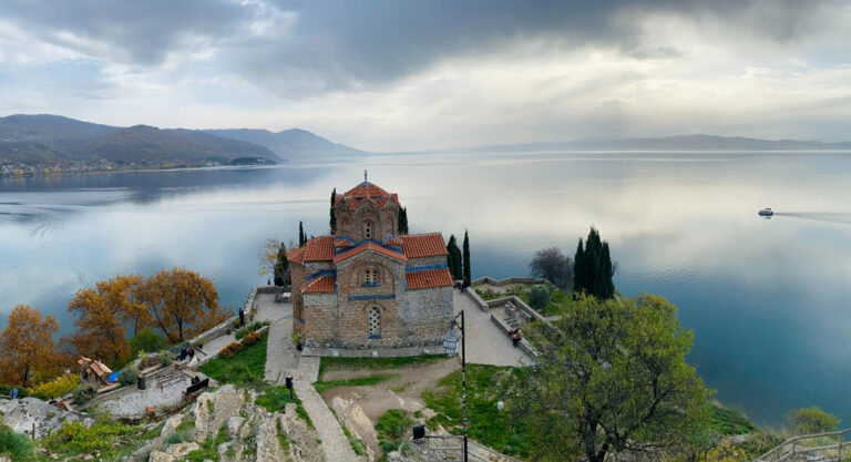 Die Sveti Jovana Kaneo Kirche thront über dem See