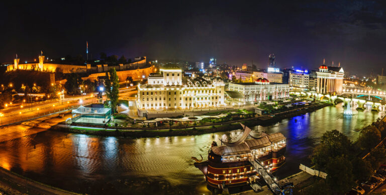 Aublick auf Skopje bei Nacht