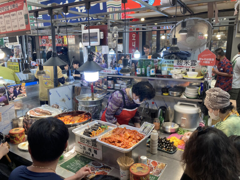 Auf dem Gwangjang Markt einheimisches Essen probieren