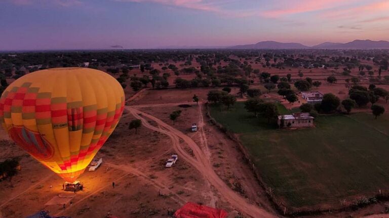 Mit dem Heißluftballon über Jaipur schweben