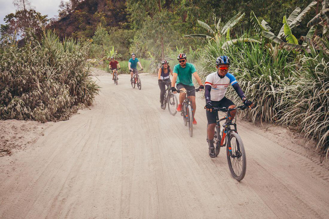 Kleine internationale Reisegruppe bei einer Fahrradtour mit lokalem Guide bei Intrepid Travel