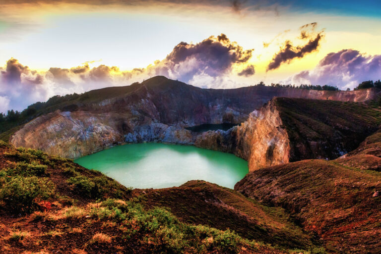 Sonnenaufgang an den Kraterseen von Mount Kelimutu