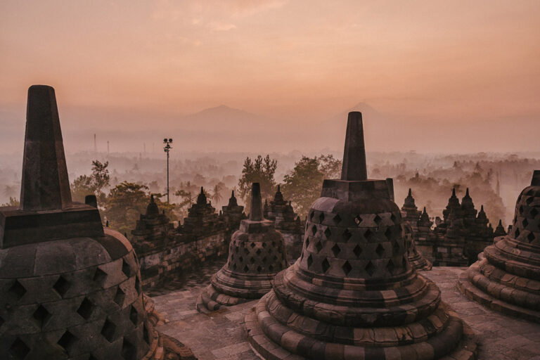 Morgenlicht am Borobudur Tempelkomplex