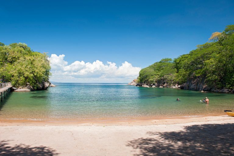 Der Malawisee lockt mit kristallklarem Wasser