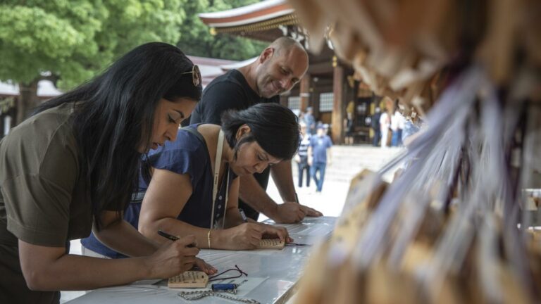 Am Meiji Jingu Schrein Wünsche und Gebete aufschreiben