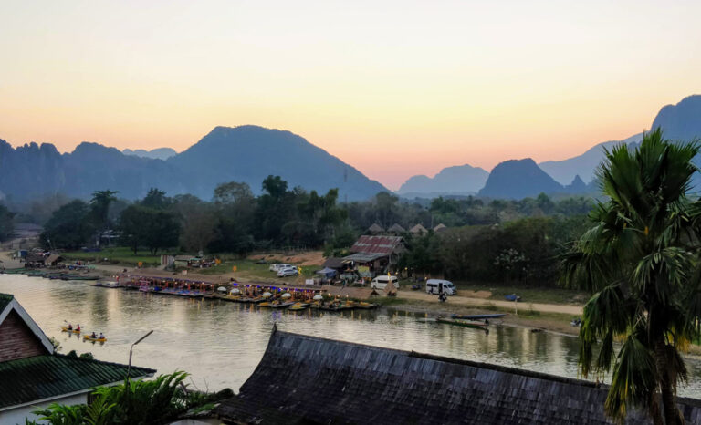 Sonnenuntergang hinter den Karstbergen von Vang Vieng