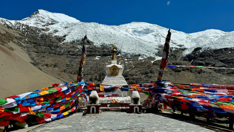 Stupa am Karola Gletscher