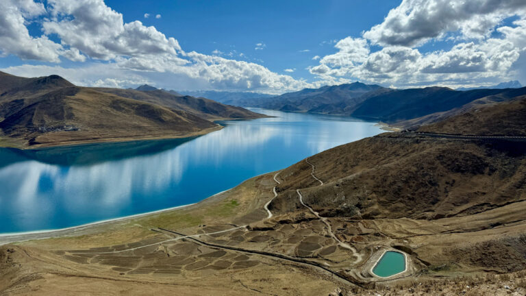 Wunderschöner Yamdrok Tso See