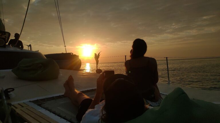 Sonnenuntergang auf dem Katamaran in Thailand. Auf dem großzügigen Vorderdeck entspannen und die Abendstimmung auf dem Meer genießen.