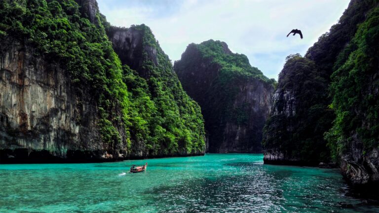 Traumhafte Lagune zwischen steilen Kalksteinfelsen. Mit dem Boot die spektakuläre Inselwelt Thailands entdecken.
