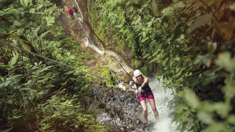 Abseilen am Wasserfall in La Fortuna in Costa Rica