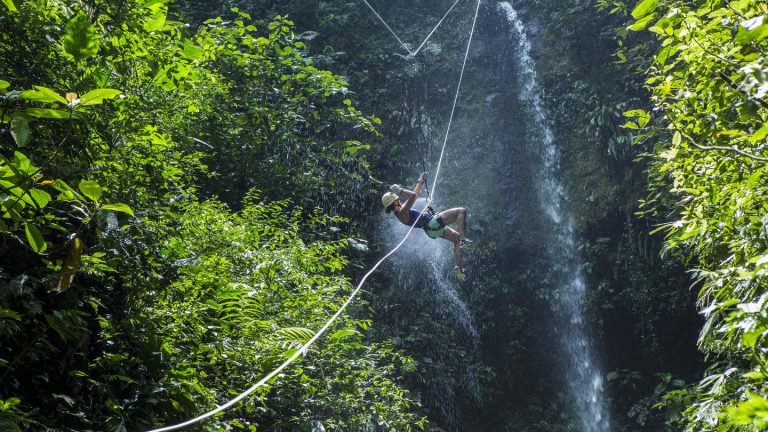 Rapelling Action Tour für junge Leute in La Fortuna in Costa Rica