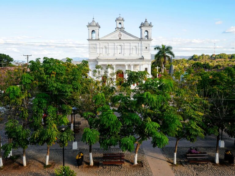 Die Kathedrale von Suchitoto