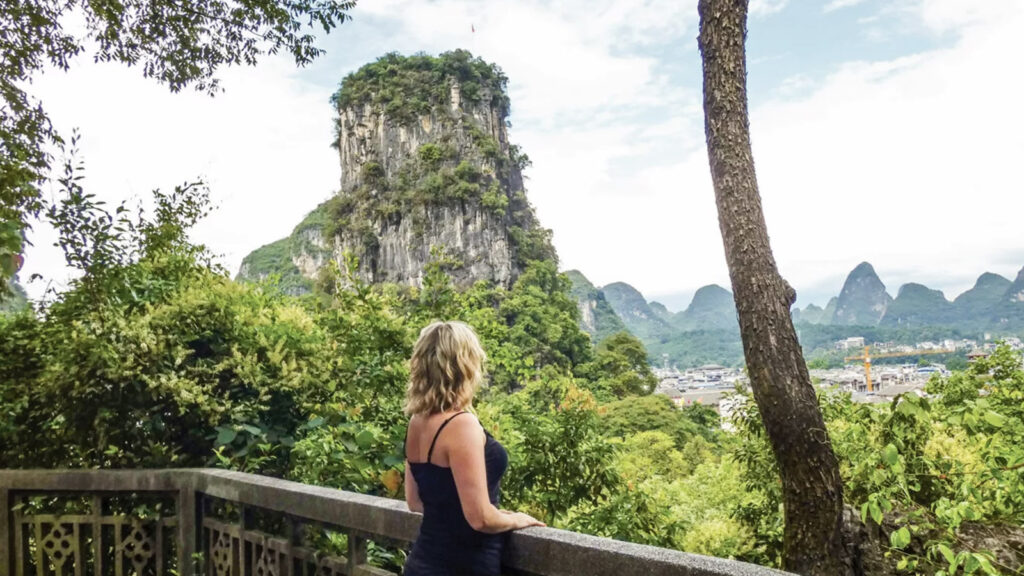 Reisende am Aussichtspunkt in Yangshuo, Blick auf Kalksteinfelsen