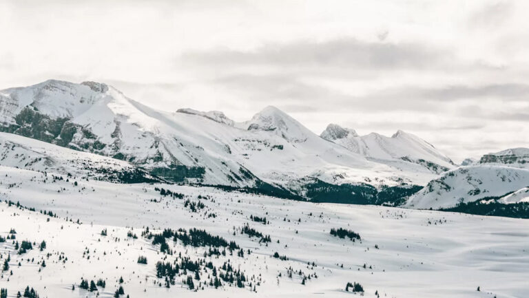 Schneebedeckte Berge so weit das Auge reicht