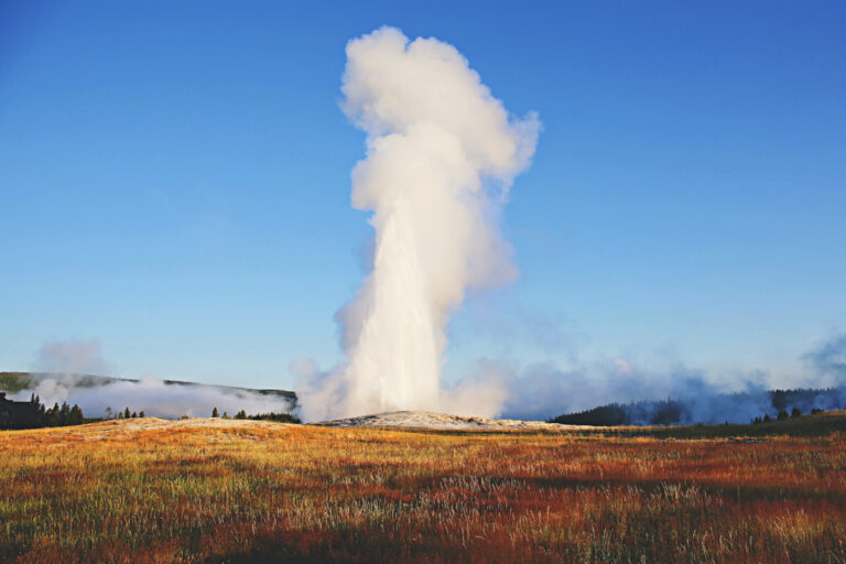 Der Old Faithful Geysir sprüht etwa jede Stunde