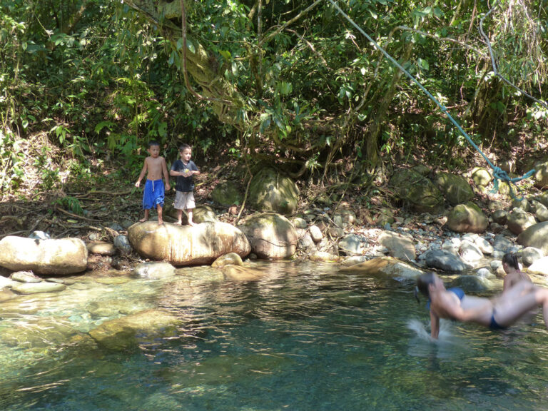 Badespaß am Fluss