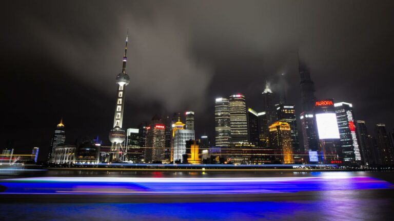 Shanghais Skyline bei Nacht