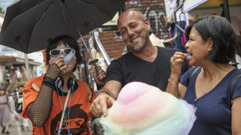 Zuckerwatte in Regenbogenfarben