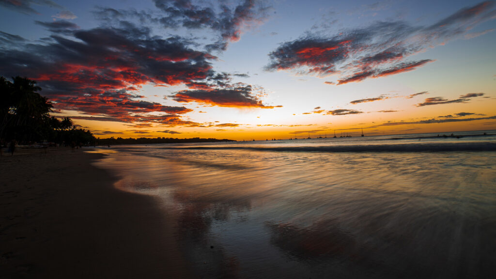 Costa Rica Spaßreise: Vulkane, Partys & Surfen