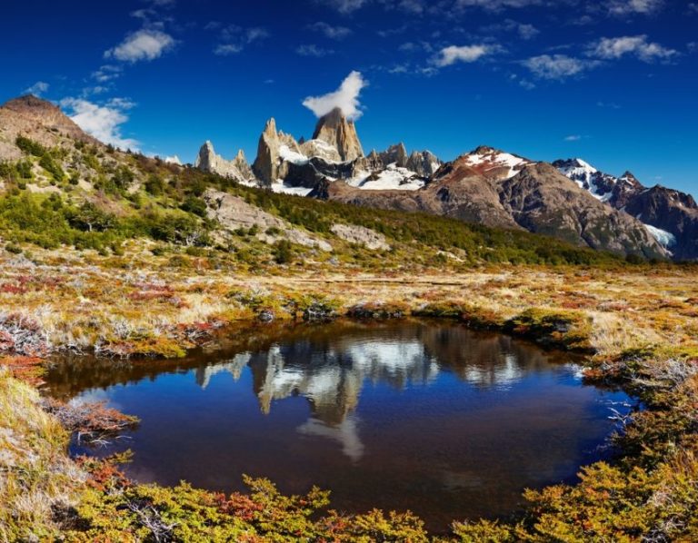 Der berühmte Berg Fitz Roy spiegelt sich auf der Wasseroberfläche