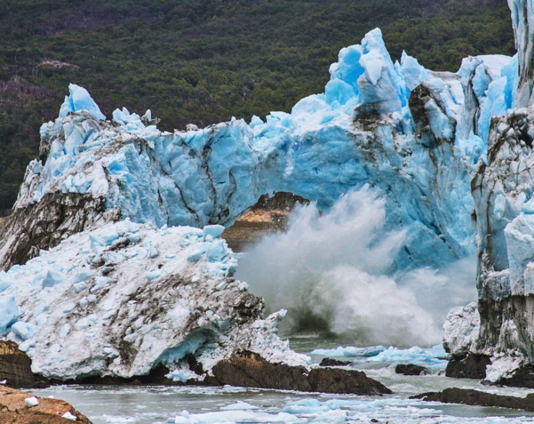 Riesige Eisblöcke stürzen lautstark ins Wasser