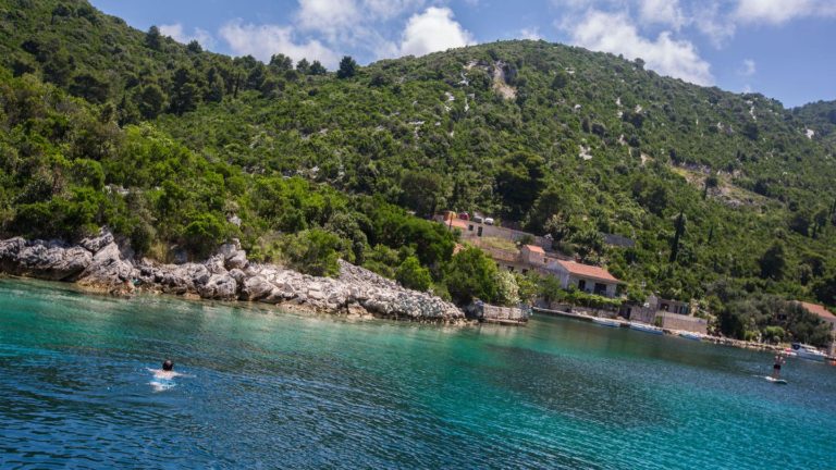 In das türkisblaue Meer eintauchen