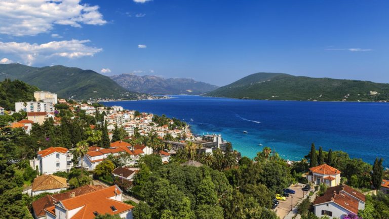 Die Stadt Herceg Novi liegt in einer wundervollen Kulisse