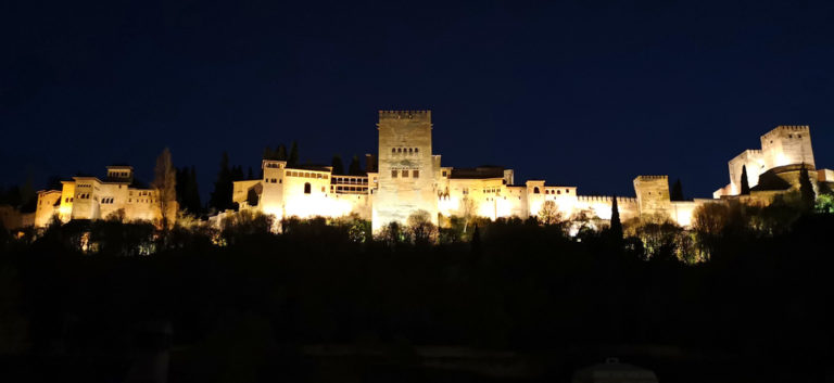 Der beeindruckende Palast Alhambra thront über Granada