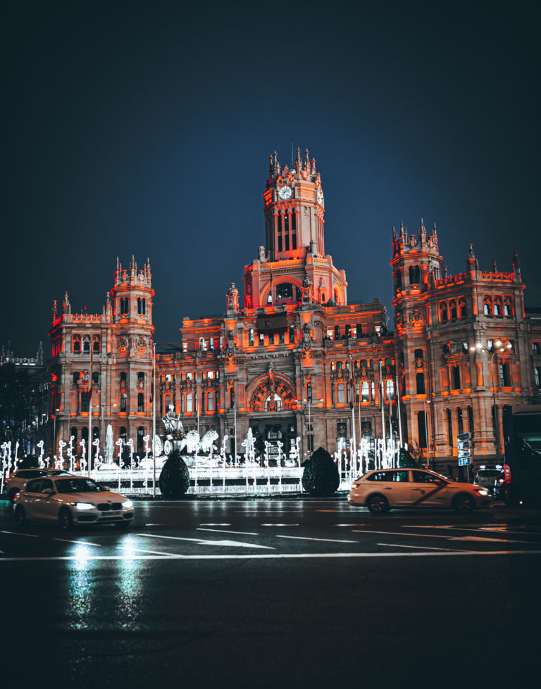 Madrids Plaza de Cibeles wird nachts ansprechend beleuchtet