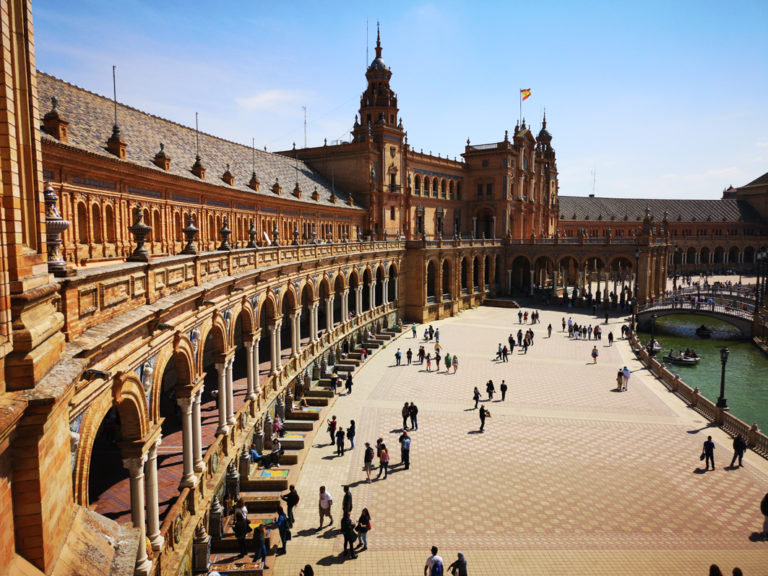 Sevillas malerischer Plaza de España lädt zum Verweilen ein